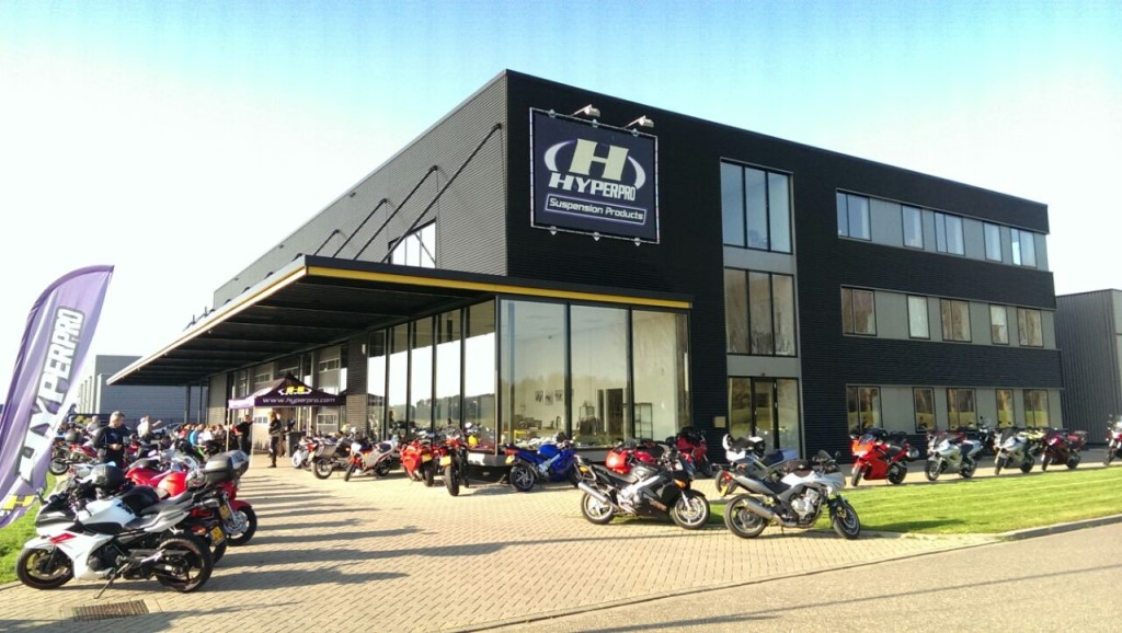 Die Entwicklung und Produktion der Hyperpro Fahrwerksprodukte ist in den Niederlanden ansässig. Durch ein großes Lager können kurze Lieferzeiten garantiert werden.
